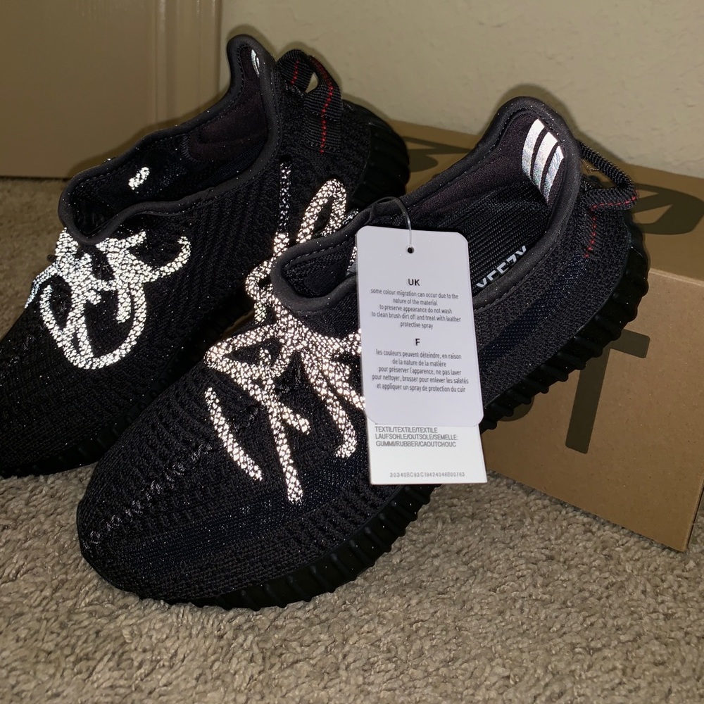 *Sold!!* Yeezy 350 V2 Black Reflective Sneakers